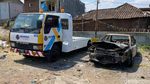 Penampakan Bangkai Sedan yang Meledak dan Terbakar di Tol Purbaleunyi
