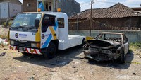 Bangkai mobil Toyota Corolla D 1167 OW yang dikendarai korban kini ada di Kantor Jasa Marga Buahbatu (Foto: Wisma Putra/detikJabar).
