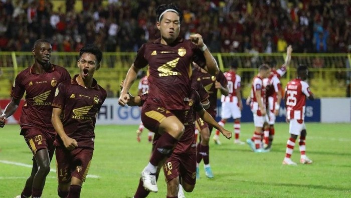 Selebrasi pemain PSM Makassar Kenzo Nambu merayakan golnya di Stadion Gelora BJ Habibie, Parepare dalam laga Liga 1 2023/2024.