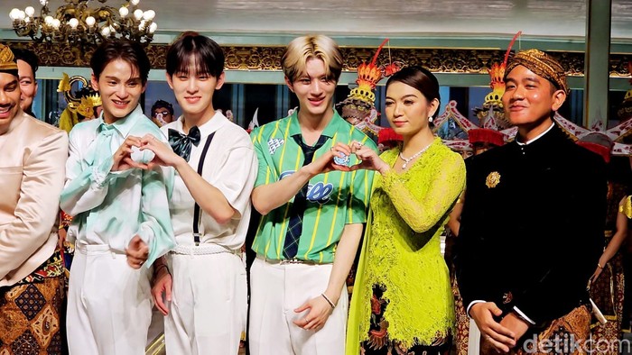 Selvi Ananda foto bareng Leo XODIAC usai acara Persembahan dari Solo di Puro Mangkunegaran, Senin (18/9/2023).