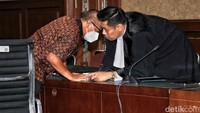 Dalam sidang ini, JPU Kejagung membacakan surat dakwaan kasus dugaan tindak pidana korupsi pengadaan pesawat CRJ-1000 dan ATR 72-600 di maskapai PT Garuda Indonesia kepada mantan Dirut Garuda Emirsyah Satar.  