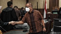 Emirsyah Satar menyalami jaksa penuntut umum usai menjalani sidang perdana kasus korupsi pengadaan pesawat CRJ-1000 dan ATR 72-600 di maskapai PT Garuda Indonesia.  