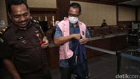 Direktur PT Mugi Rekso Abadi Soetikno Soedarjo meninggalkan ruang sidang dengan mengenakan rompi tahanan.  