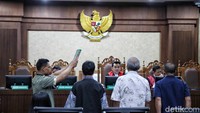 Para saksi diambil sumpahnya berdasarkan agama dan keyakinan masing-masing.  
