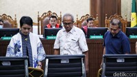 Para saksi kembali ke kursi untuk dimintain keterangan dalam sidang kasus korupsi BTS BAKTI Kominfo.  