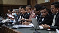 Terdakwa kasus dugaan korupsi penyediaan infrastruktur base transceiver station (BTS) 4G dan infrastruktur pendukung BAKTI Kominfo Irwan Hermawan, Mukti Ali dan Galumbang Menak Simanjutak mengikuti sidang di Pengadilan Tipikor, Jakarta, Senin (18/9/2023).  