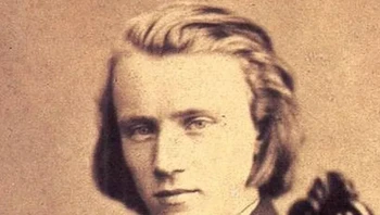 Johannes Brahms bisa membuat Anda terpesona dengan simfoni dan penampilannya yang menawan. Foto: Brightside