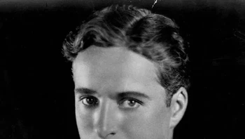 Charlie Chaplin harus menyembunyikan pesonanya di balik kostum agar kita tetap fokus pada komedinya. Foto: Brightside