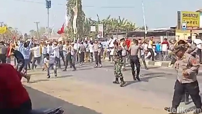 Suasana kericuhan saat pengambilan nomor urut Cakades Cirebon
