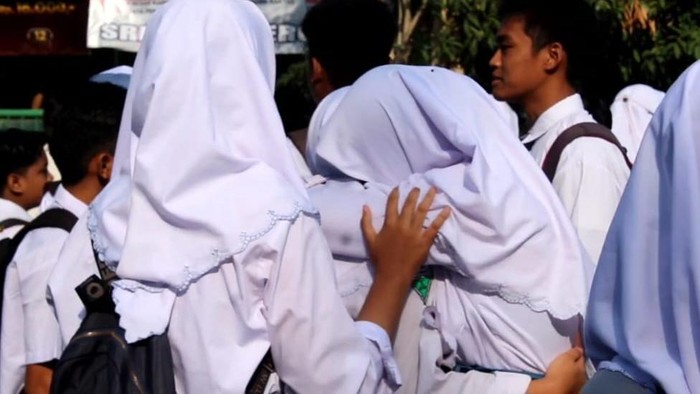 Suasana siswa dan guru di depan pintu masuk sekolah di Desa Kalimook, Kalianget, Sumenep yang disegel ahli waris pemilik lahan.