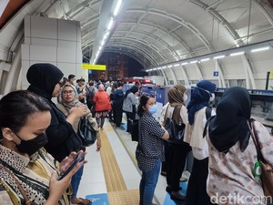 Senangnya Pekerja di Jakarta LRT Jabodebek Kini Sampai Pukul 19.45 WIB