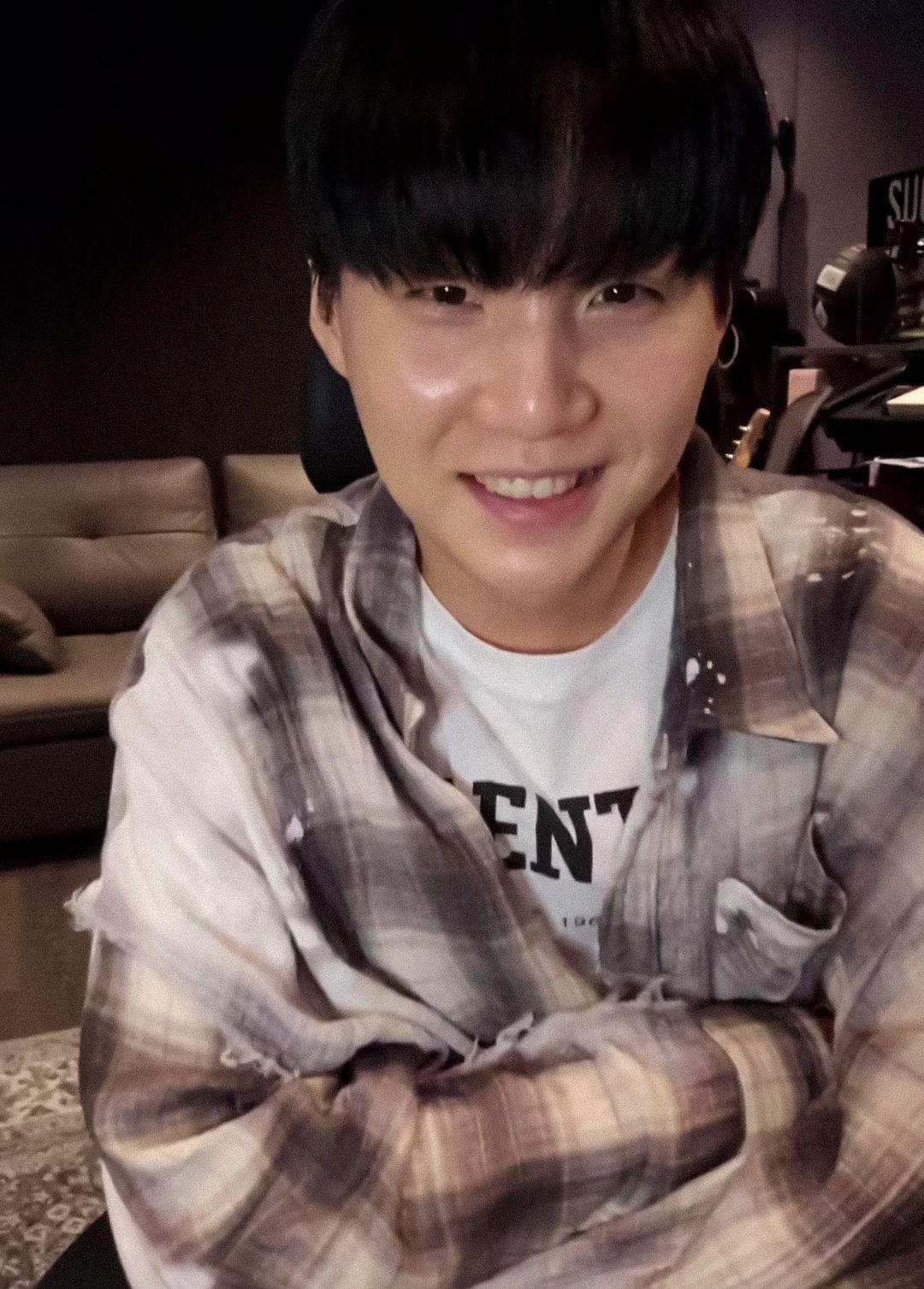 Suga BTS memamerkan potongan rambut baru jelang keberangkatan wajib militer.