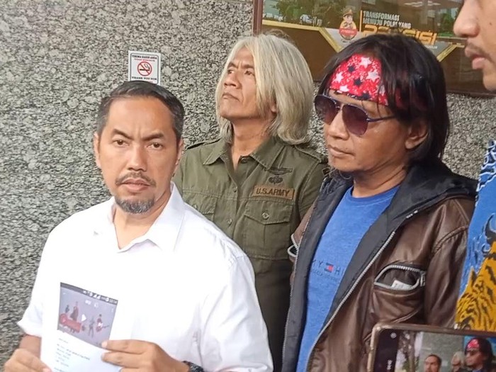 Sunan Kalijaga, Kuasa Hukum band Radja, dan Rana Arinansyah, Manajer band Radja, di Polda Metro Jaya.