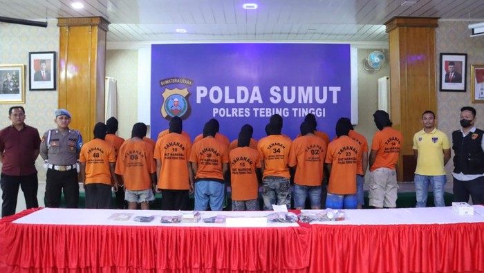17 pria pelaku narkoba di Tebing Tinggi ditahan dan menjalani proses hukum lebih lanjut. (Dok Polres Tebing Tinggi).