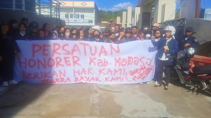 Tenaga honorer Pemkab Mamasa berunjuk rasa gegara setahun belum digaji. Dokumen Istimewa