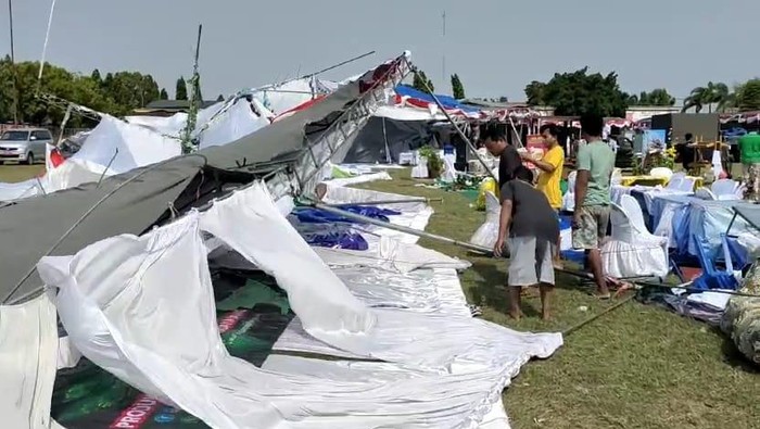 tenda diterjang angin kencang