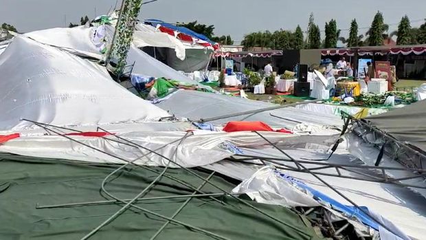 tenda diterjang angin kencang