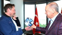 Diketahui, Presiden Turki Recep Tayyip Erdogan meminta CEO Tesla Elon Musk untuk membangun pabrik mobil listrik di Turki. Permintaan ini disampaikan langsung oleh Erdogan saat melakukan pertemuan dengan Musk di di Turkish House.