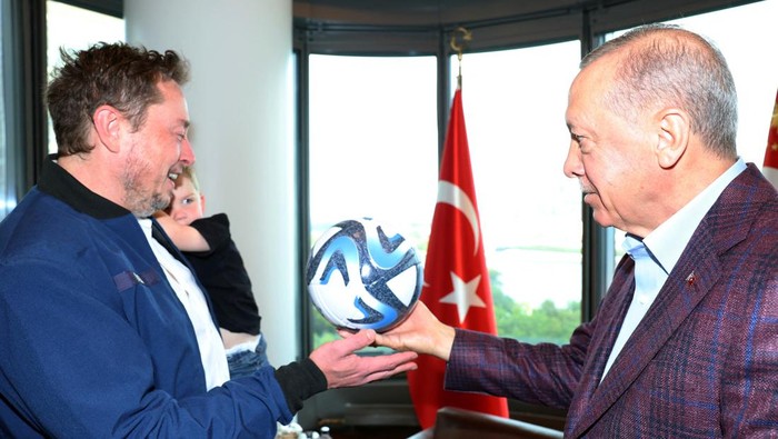 Turkey's President Tayyip Erdogan meets with Tesla CEO Elon Musk as they are flanked by Turkey's Foreign Minister Hakan Fidan in New York, U.S., September 17, 2023. Murat Cetinmuhurdar/PPO/Handout via REUTERS THIS IMAGE HAS BEEN SUPPLIED BY A THIRD PARTY. NO RESALES. NO ARCHIVES