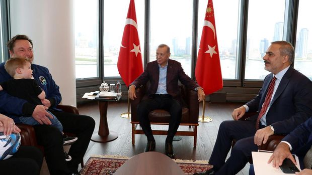 Turkey's President Tayyip Erdogan meets with Tesla CEO Elon Musk as they are flanked by Turkey's Foreign Minister Hakan Fidan in New York, U.S., September 17, 2023. Murat Cetinmuhurdar/PPO/Handout via REUTERS THIS IMAGE HAS BEEN SUPPLIED BY A THIRD PARTY. NO RESALES. NO ARCHIVES