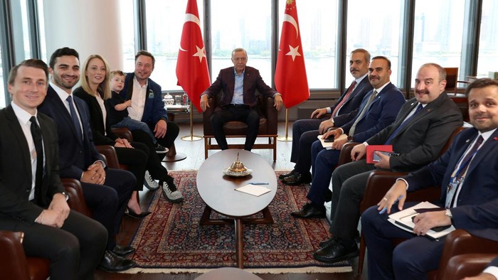 Turkey's President Tayyip Erdogan meets with Tesla CEO Elon Musk as they are flanked by Turkey's Foreign Minister Hakan Fidan in New York, U.S., September 17, 2023. Murat Cetinmuhurdar/PPO/Handout via REUTERS THIS IMAGE HAS BEEN SUPPLIED BY A THIRD PARTY. NO RESALES. NO ARCHIVES