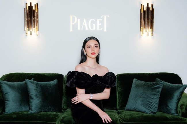 Aktris 33 tahun ini mengenakan gaun beludru hitam model off-shoulder. Aksen ruffle pada bagian dada menambah kesan feminin. Dia juga memakai set perhiasan seperti anting, kalung, cincin dan jam tangan Piaget sebagai pelengkap gaya. Foto: Instagram