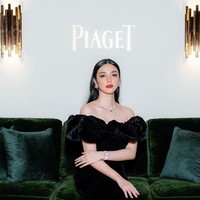 Aktris 33 tahun ini mengenakan gaun beludru hitam model off-shoulder. Aksen ruffle pada bagian dada menambah kesan feminin. Dia juga memakai set perhiasan seperti anting, kalung, cincin dan jam tangan Piaget sebagai pelengkap gaya. Foto: Instagram