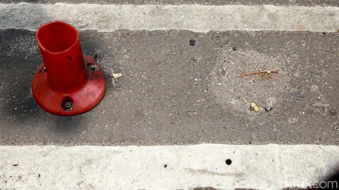 Waduh, Stick Cone Jalur Sepeda di Jalan Palmerah Timur Rusak Stick cone berfungi sebagai pembatas jalur sepeda. Namun, stick cone yang di Jalan Palmerah, Jakarta, ini sebagian rusak-hilang.
