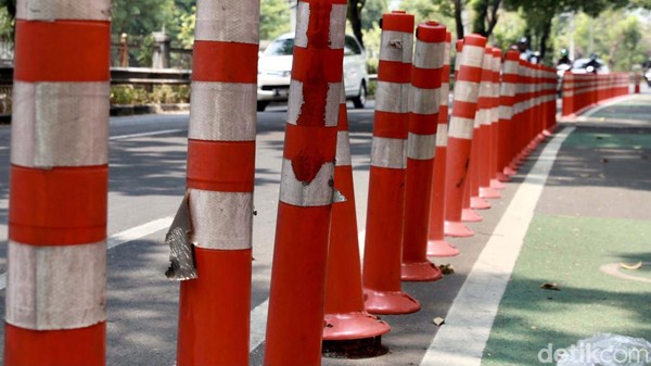 Waduh, Stick Cone Jalur Sepeda di Jalan Palmerah Timur Rusak