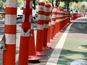 Waduh, Stick Cone Jalur Sepeda di Jalan Palmerah Timur Rusak