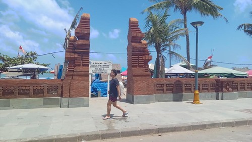Gapura dan tembok pembatas (penyengker) Pantai Seminyak, Legian, dan Kuta, menggunakan bata merah, Badung, Bali, Senin (18/9/2023).