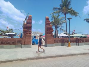 Gapura Baru Pembatas Pantai Kuta Dikritik Turis Asing