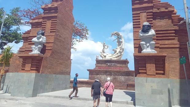 Gapura dan tembok pembatas (penyengker) baru di Pantai Seminyak, Legian, Kuta (Samigita), Senin (18/9/2023).