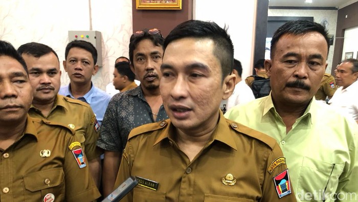 Wakil Wali Kota Padang Ekos Albar dan jajarannya usai pertemuan dia dengan perwakilan PKL pantai Padang. (M. Afdal Afrianto/detikSumut)