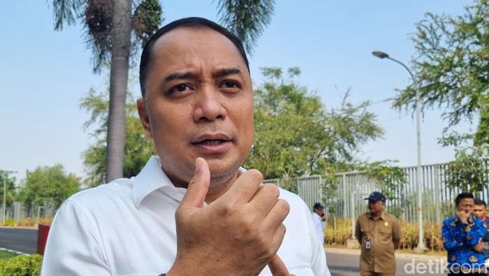 Wali Kota Surabaya Eri Cahyadi usai meninjau kesiapan Stadion GBT menyambut Piala Dunia U-17.