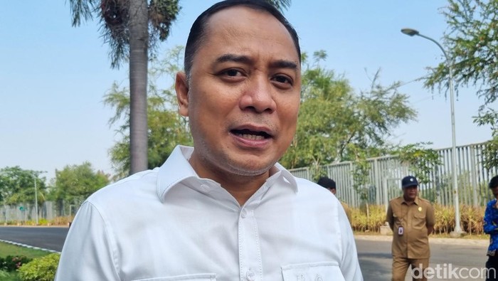 Wali Kota (Walkot) Surabaya Eri Cahyadi saat sidak Stadion Gelora Bung Tomo (GBT), Senin (18/9/2023).