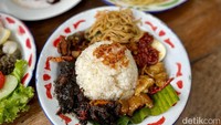 Salah satu yang jadi andalan adalah Nasi Campur Kondre (Rp 55.000). Menu nasi campur ini terdiri dari nasi yang disajikan dengan lima jenis lauk. Foto: detikcom/Riska Fitria