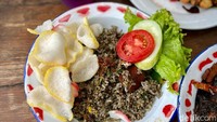 Kemudian ada menu nasi goreng hitam (Rp 38.000). Nasi gorengnya disajikan dengan timun, tomat, dan kerupuk bawang. Foto: detikcom/Riska Fitria