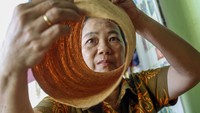 Sejak tahun 2014, pemilik usaha kerjainan Marco Handmade itu mengolah kulit kayu terap menjadi tas tangan berbentuk tabung, hingga tas jinjing dengan kombinasi batik atau tenun. Selain itu, ia juga banyak menerima permintaan custom dari pelanggan.  