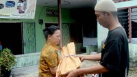 Lembaran-lembaran kulit kayu itu kemudian dijemur terlebih dahulu di bawah sinar matahari sekitar tiga hari sampai benar-benar kering lalu diratakan dengan cara dipalu agar permukaannya rata untuk memudahkan proses penjahitan.  