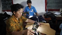 Proses selanjutnya adalah menjiplak pola tas yang akan dibuat kemudian dipotong dan mulai dijahit.  