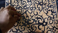 Keunikan dari produk tas kulit kayu tampak dari desain yang menarik dengan kombinasi ciamik antara batik atau tenun berbagai warna dan motif menjadi daya tarik dan nilai jual tersendiri.  