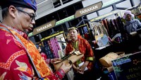 Pemerintah ikut membantu memberikan bimbingan dan arahan hingga bisa memiliki hak paten untuk merek dan produk tas kulit kayu desainnya. Selain itu diajarkan juga mengenai digital marketing dan pengelolaan perusahaan, mengingat besarnya pasar serat alam ini terutama di mata asing.  