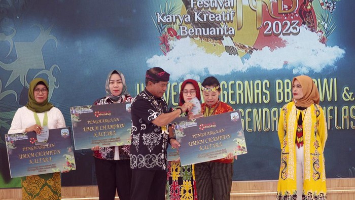 Wow! Kerajinan Kulit Kayu Terap Tembus Pasar Ekspor Gubernur Kalimantan Utara Zainal Arifin Paliwang (tengah) menyerahkan penghargaan kepada perajin UMKM tas berbahan kulit kayu terap Agatha Chelsea Fangessa (kedua kanan) pada acara puncak Gerakan Nasional (Gernas) Bangga Buatan Indonesia (BBI) dan Bangga Berwisata di Indonesia (BBWI) 2023 di Lanud Anang Busra, Tarakan, Kalimantan Utara.