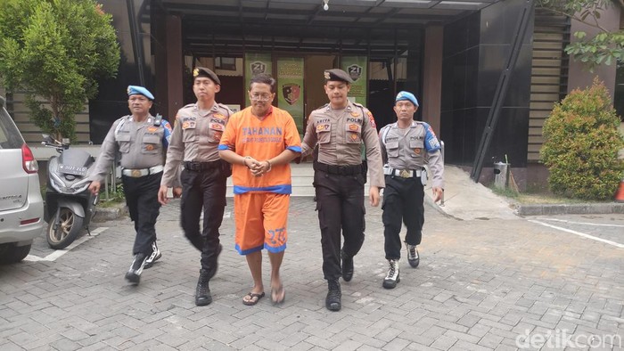Yoyok Tri saat ditetapkan sebagai tersangka dan ditahan di Polres Sidoarjo