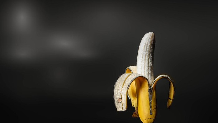 Banana with open zipper / fresh fruits / vegan food / vegetarian ilustrasi mr p terjepit ritsleting