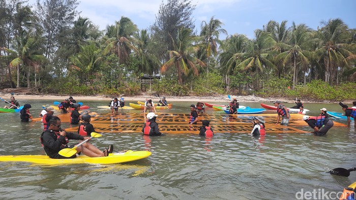 Aksi pembentangan spanduk Save Karimunjawa di tengah laut, Selasa (19/9/2023).