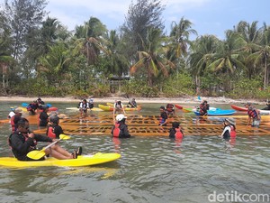 Protes Kerusakan Lingkungan, Spanduk Save Karimunjawa Dibentangkan di Laut