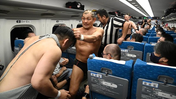 Aksi Unik Pegulat Jepang Bertarung di Dalam Kereta Shinkansen