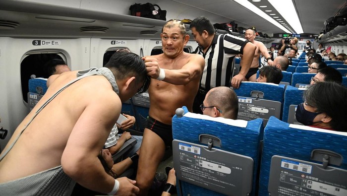 Minoru Suzuki and Sanshiro Takagi, wrestlers from Japanese professional wrestling promotion DDT Pro-Wrestling, fight inside Tokaido Shinkansen bullet train from Tokyo to Nagoya during a wrestling show in Japan September 18, 2023, in this handout photo released by JR Tokai (The Central Japan Railway Company).  JR Tokai/Handout via REUTERS  ATTENTION EDITORS - THIS IMAGE HAS BEEN SUPPLIED BY A THIRD PARTY. MANDATORY CREDIT. NO RESALES. NO ARCHIVES.      TPX IMAGES OF THE DAY